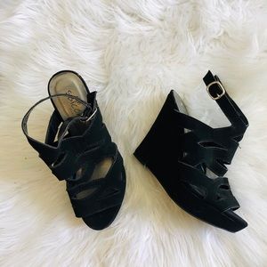 🍸 Black velvet Sbicca wedge
